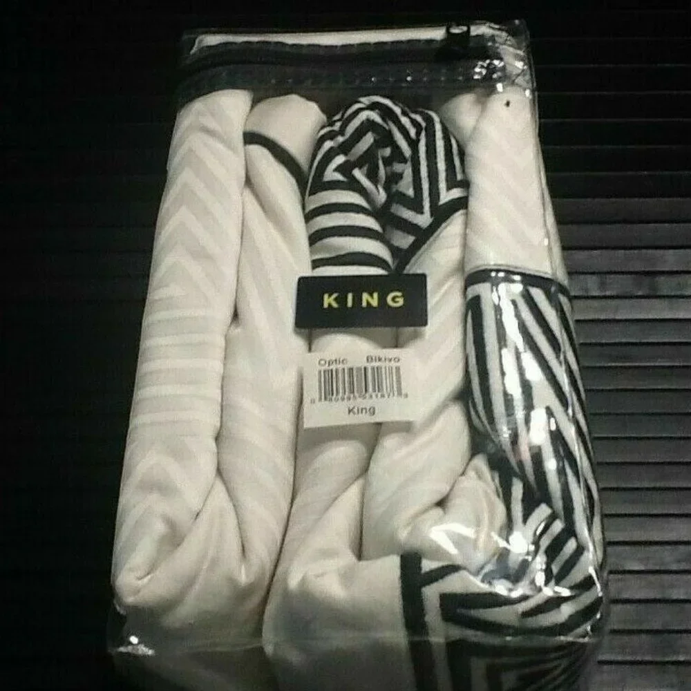 brand new Catherine Malandrino Optic Black and Ivory 96